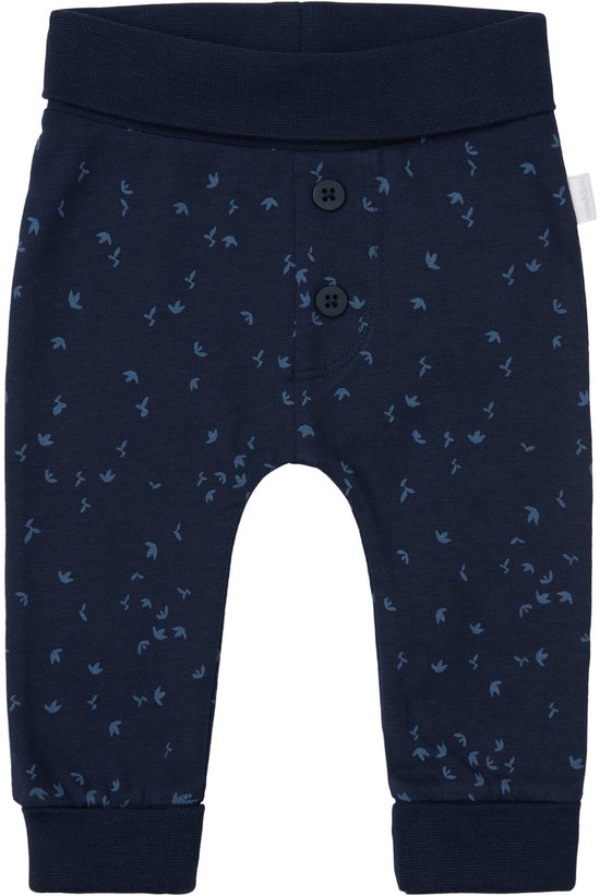 Donkerblauwe babybroek met all-over print van kleine grijze vogeltjes en twee knopen bovenaan.