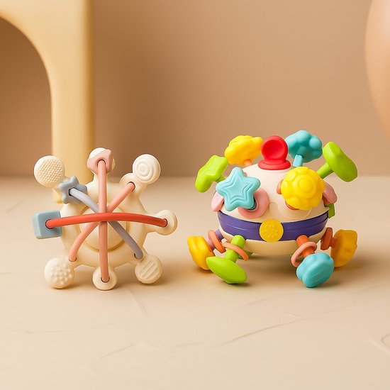 Twee Bitey baby speeltjes: een zachte bijtring met touwen en noppen en een multikleurige rammelaarbal.