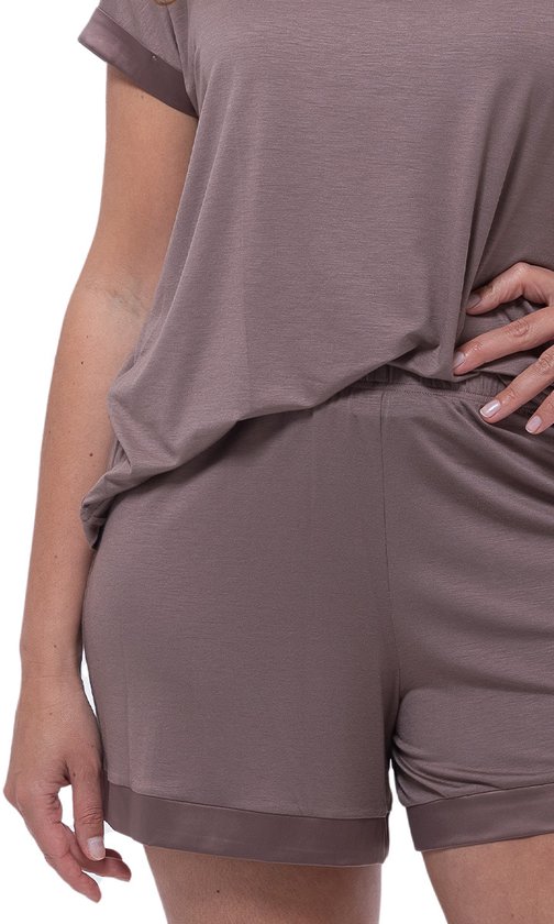Detailopname van een taupe pyjamaset, met korte mouwen t-shirt en shorts.
