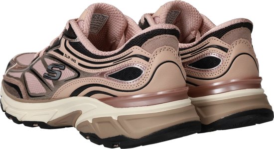 Roze Skechers met zwarte en beige accenten, hakpartij in detail.