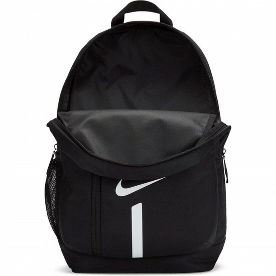 Zwarte Nike rugzak met witte verticale strepen en Nike logo, open.
