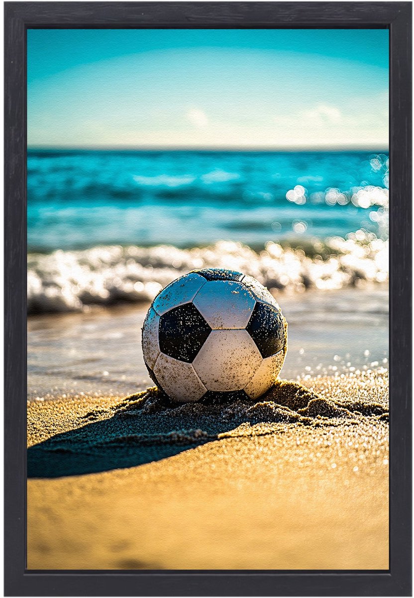Voetbal op het strand - Strand schilderijen canvas - Canvas schilderij voetbal - Hyperrealisme - Canvas kunst met baklijst - Modern schilderij - canvas met baklijst 40x60 cm