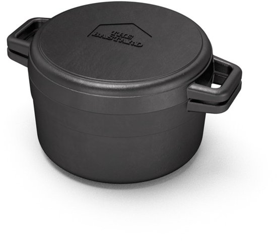 Zwarte gietijzeren pan met deksel en handvatten, met 'The Bastard' logo op het deksel.