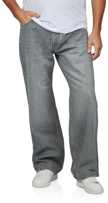Model draagt een grijze DENIMFY jeans met losse pasvorm, gecombineerd met een wit T-shirt en witte sneakers.