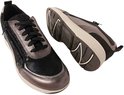 Zwarte en zilverkleurige sneakers met ritssluiting en veters.