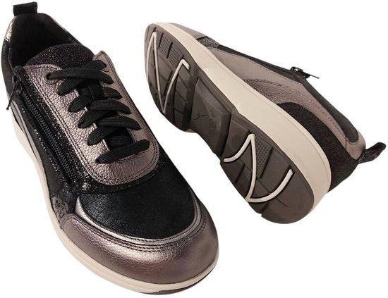 Zwarte en zilverkleurige sneakers met ritssluiting en veters.