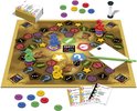 Het spel Party & Co Original met speelbord, pionnen, fiches, kaarten en zandloper. De doos staat in de hoek met een afbeelding van feestende mensen.