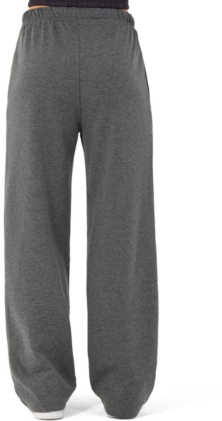Achterkant van een wijde, antracietkleurige joggingbroek met koordje.