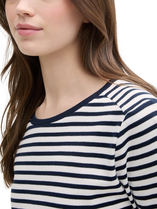 Close-up van de hals en schouders van een vrouw in een gestreept T-shirt.