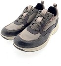 Paar donkergrijze sneakers met lichte grijze en bruine panelen. Snake-print op de neus en zijkant. Ritssluiting.
