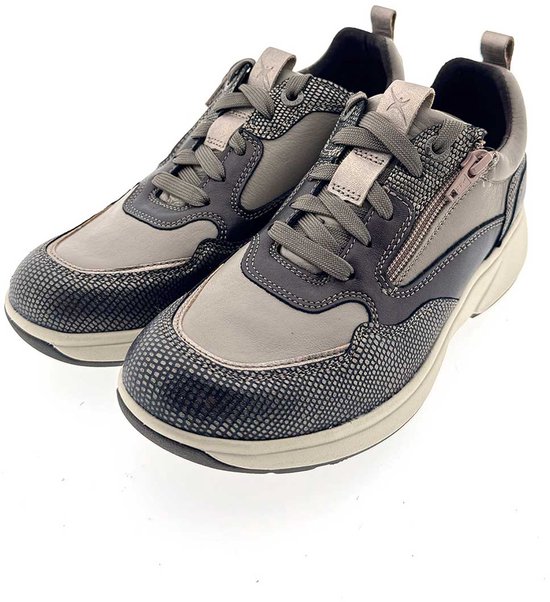 Paar donkergrijze sneakers met lichte grijze en bruine panelen. Snake-print op de neus en zijkant. Ritssluiting.