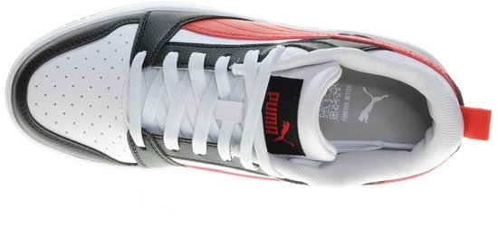 Topview van witte Puma sneaker met rode en zwarte accenten en witte veters.