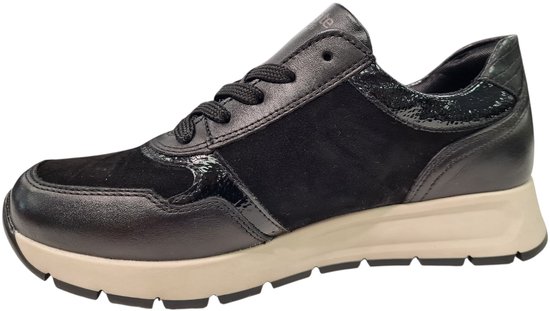 Zwarte Remonte sneaker met suède, leer en glanzende crocoprint accenten.