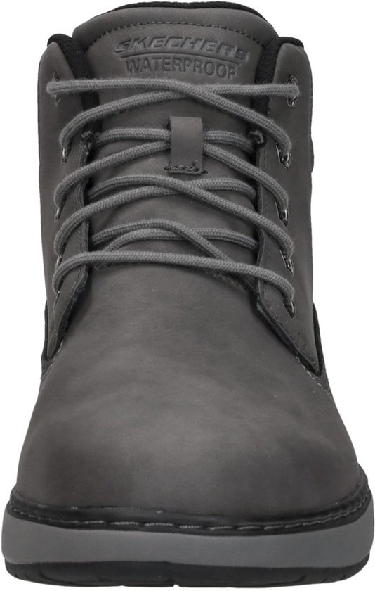 Grijze Skechers veterboot van voren gezien, met veters en 'WATERPROOF' opdruk.