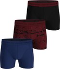 Drie Björn Borg boxershorts: zwart, rood met zwart patroon, en donkerblauw. Met rode en blauwe taillebanden met logo.