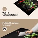 Afdekplaat voor inductiekookplaat met basilicum, rode pepers en peperkorrels. Waterafstotend.