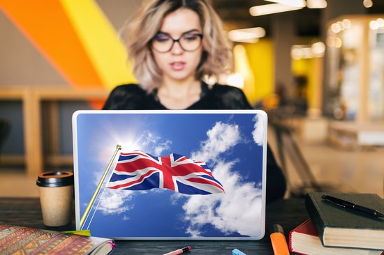 Sticker pour ordinateur portable - 15,6 pouces - Le drapeau du Royaume-Uni flotte dans le ciel