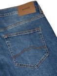Detail van de achterzak van een blauwe Mustang jeans met 'Mustang True Denim' label en gestikte details.