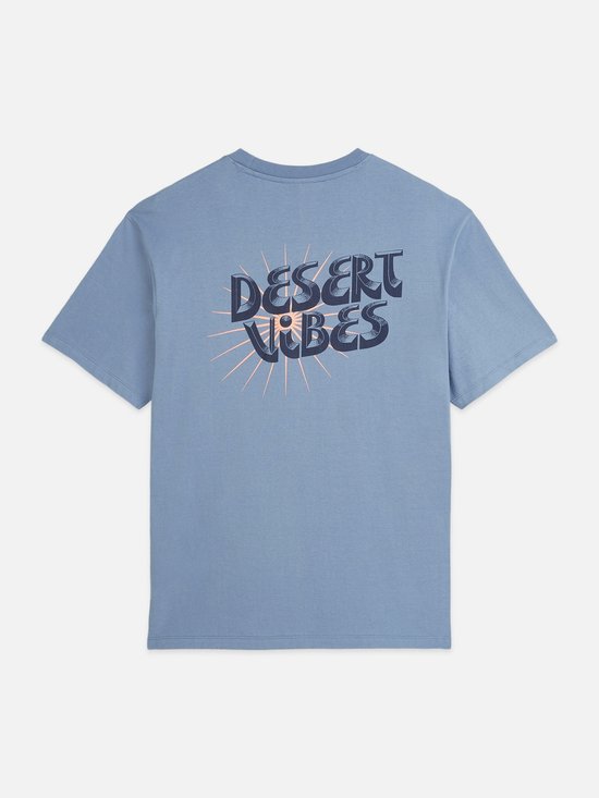 Lichtblauwe T-shirt met op de rug een graphic met 'DESERT VIBES' en een zonmotief.
