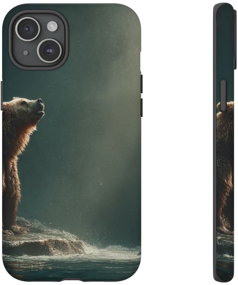 Bruine Beer aan Rivier met Vis – Telefoonhoesje Geschikt voor iPhone 15 Plus
