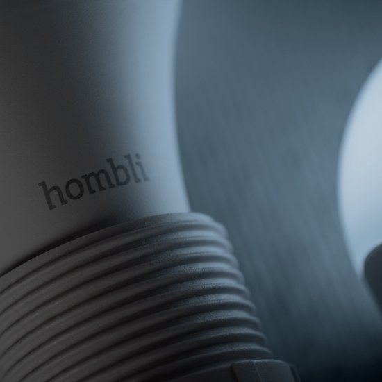Close-up van de schroefdraad en het logo 'hombli' op een slimme lamp.