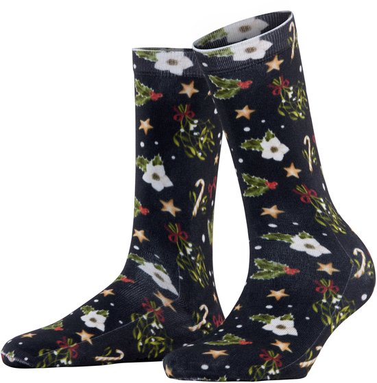 Donkere sokken met kerstprint: hulst, sterren, strikken en suikerstokken.