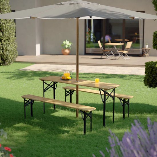 Een biertafel met twee banken in een tuin onder een parasol, met drankjes op tafel.