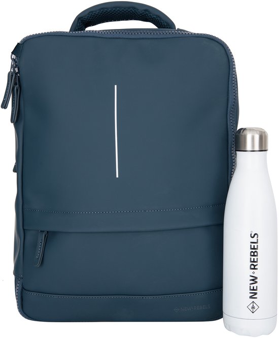 Marineblauwe rugzak met witte waterfles ernaast. De rugzak heeft een verticale witte streep.
