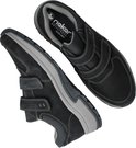 Zwarte suède sneakers met klittenbandsluitingen, diagonaal van bovenaf.