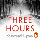 Boek "Three Hours" van Rosamund Lupton, met een man die in de mist een winterpad oploopt. Rode tekst met de titel.