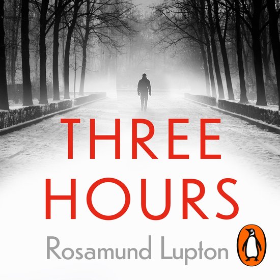 Boek "Three Hours" van Rosamund Lupton, met een man die in de mist een winterpad oploopt. Rode tekst met de titel.