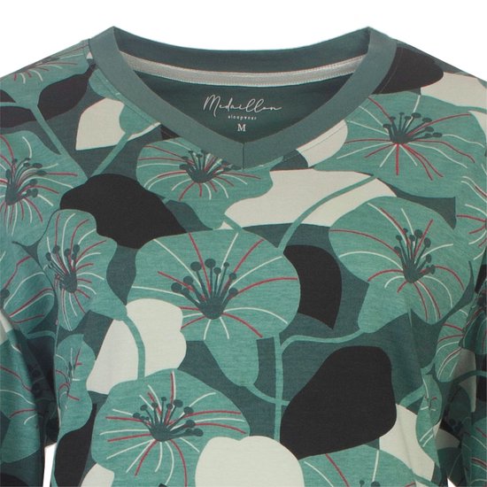 Detail van groen nachthemd met bloemenprint, V-hals en maat M label.