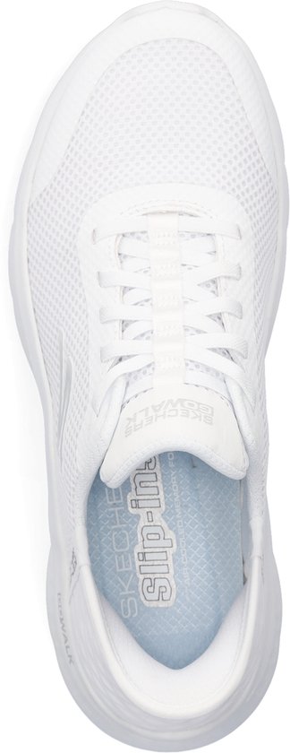 Witte Skechers GO WALK FLEX sneaker, bovenkant zichtbaar, met ademend mesh en 'Slip-ins' logo op binnenzool.