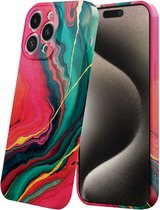 iPhone 15 Pro Max met rood, groen en goud marmeren hoesje, gefotografeerd naast het apparaat.