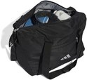 Zwarte sporttas met open rits, gevuld met sportartikelen. Adidas logo op de voor- en zijkant.