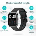 Zwarte smartwatch met 1,85" HD touchscreen. Toont tijd, Kcal, km, bpm. Spatwaterdicht, siliconen band.