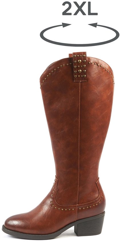Bruine laars met studs en aanduiding voor 2XL kuitwijdte.