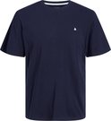 Donkerblauw T-shirt met korte mouwen en een geborduurd wit '&' logo op de borst.