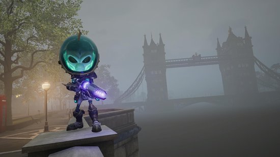 Een alien met een grote helm staat op een muur bij de Tower Bridge in Londen, met mist op de achtergrond.