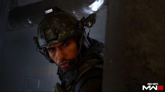 Close-up van een soldaat met helm en kogelwerend vest, kijkend naar de camera met een intense uitdrukking.