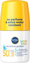 NIVEA SUN Babies & Kids Sensitive Roll-On Zonnebrand Stick - Baby en Kind - SPF Factor 50 - Zonnestick Gevoelige huid - Ongeparfumeerd - Extra waterbestendig - 50 ml