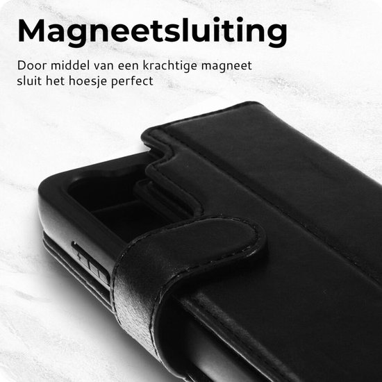 Zwart telefoonhoesje in opengeklapte toestand met magnetische sluiting.