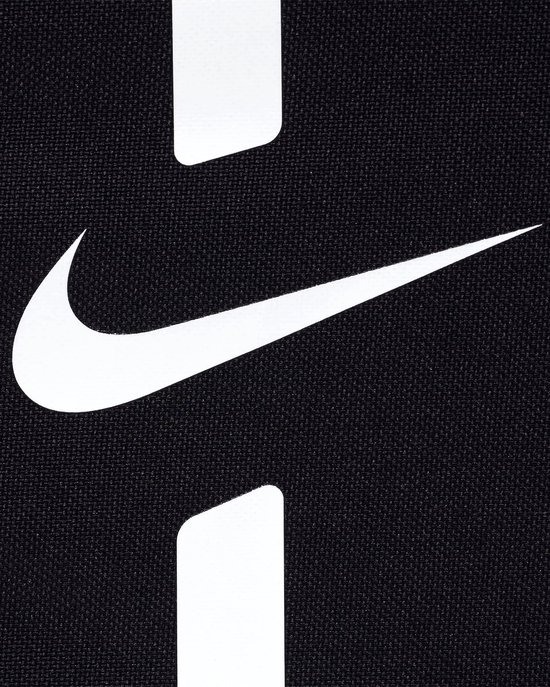 Close-up van het Nike logo en witte strepen op een zwarte rugzak.