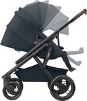 Donkergrijze kinderwagen met bruine handgreep en verstelbare kap. Frame toont Maxi-Cosi logo.