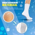 Chaussette blanche avec picots noirs sous le pied, évacuant l'humidité.