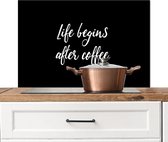 Spatscherm keuken 90x60 cm - Kookplaat achterwand Quotes - Spreuken - Life begins after coffee - Koffie - Muurbeschermer - Spatwand fornuis - Hoogwaardig aluminium