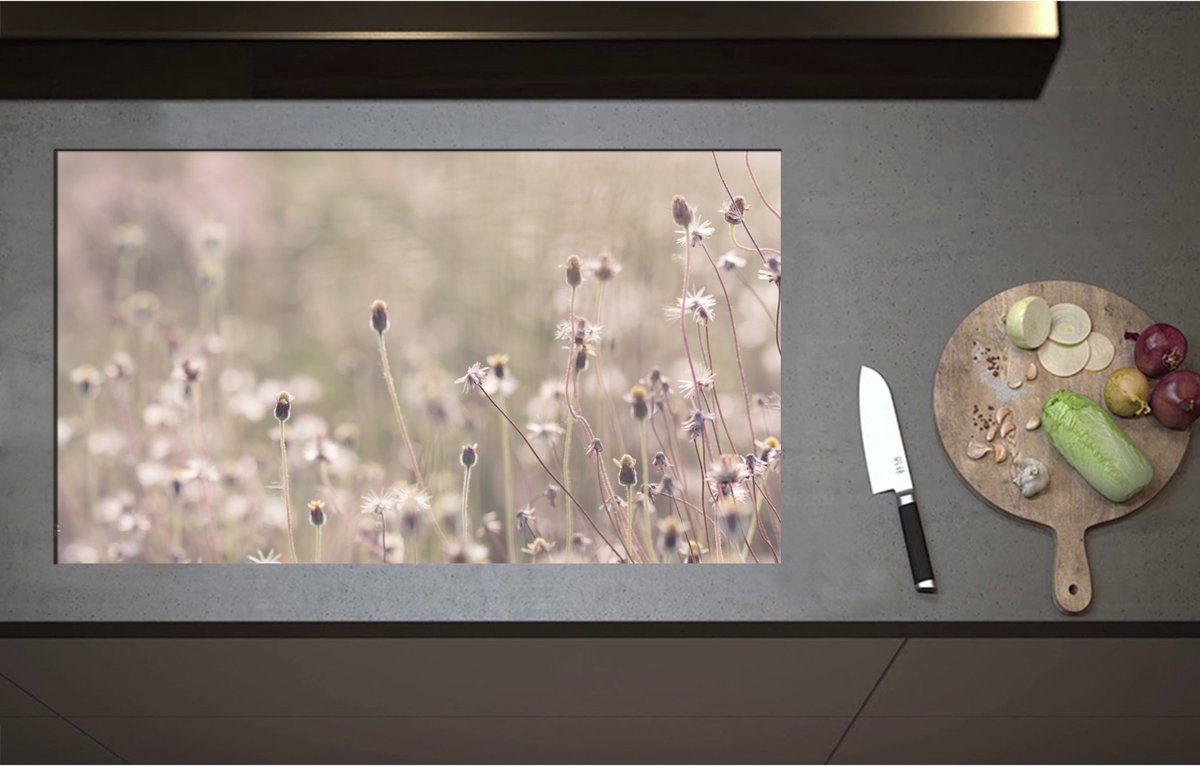 Inductieplaat Beschermer - Bevoreren Kleine Bloempjes in het Veld op Koude Herfstdag - 90x52 cm - 2 mm Dik - Inductie Beschermer - Bescherming Inductiekookplaat - Kookplaat Beschermer van Wit Vinyl