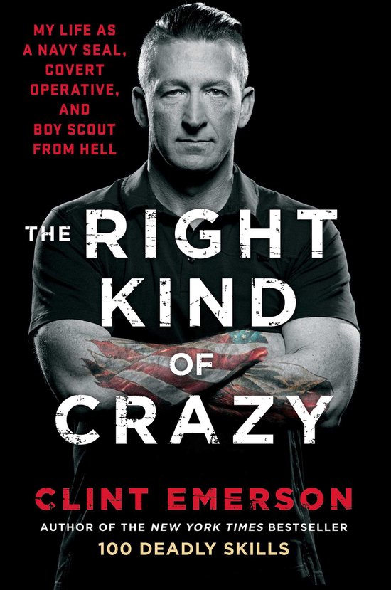 De omslag van het boek 'The Right Kind of Crazy' toont een man met tatoeages op zijn armen. De titel is centraal geplaatst.