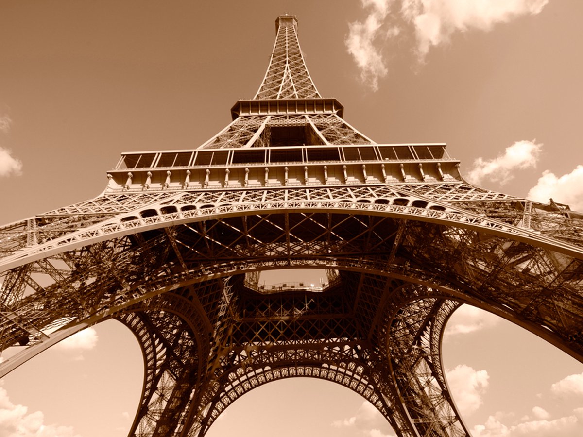 Fotobehang - Eiffeltoren in sepia.