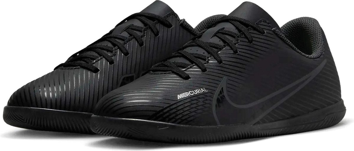 Zwarte Nike Vapor 15 club ic voetbalschoenen, maat 33.5, met vetersluiting en comfortabele synthetische leren bovenwerk.